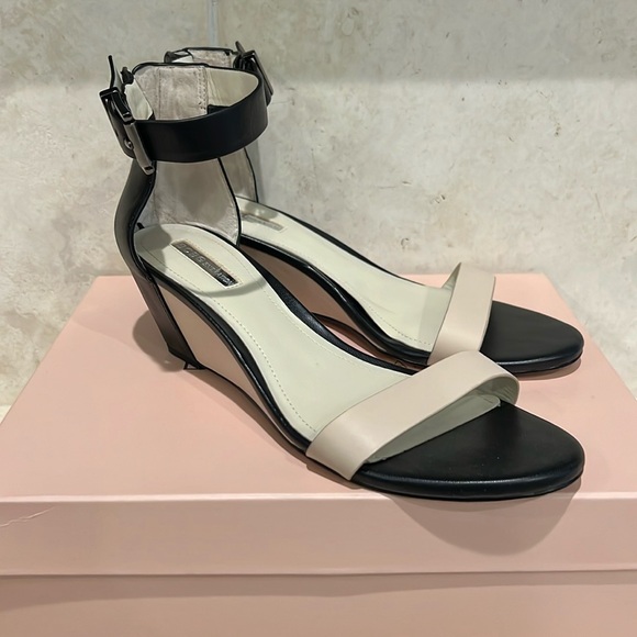 BCBG Vincent Two-Tone Wedge Sandals Nude Black Size 8.5 - Picture 6 of 13